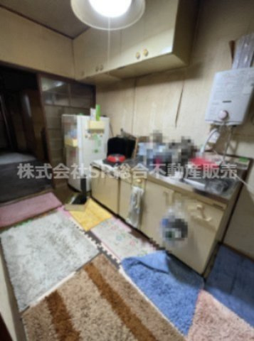 若江東町1丁目中古テラスハウスのキッチン|コンパクトなキッチンですが、上下に棚もあり使いやすいです！