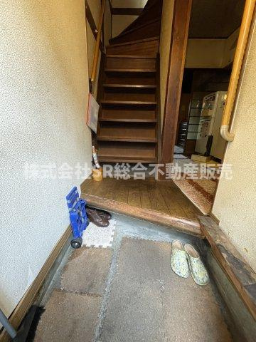 若江東町1丁目中古テラスハウスの玄関|リフォームや住宅ローン・東大阪市の不動産の事なら弊社にお任せ下さいませ！
各地域の特徴・グルメ・裏道やその他、細かい情報等も熟知した
東大阪市出身のスタッフが新生活を送るお客様をサポート致します！