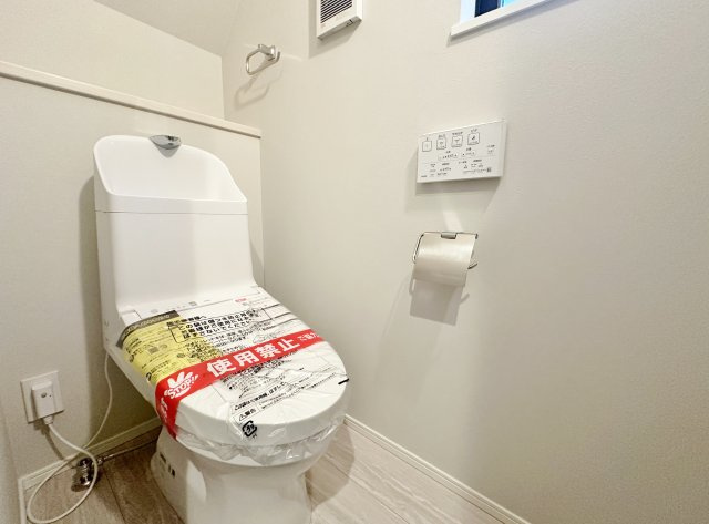 練馬区富士見台1丁目 全3棟 B号棟のトイレ|小窓を設け明るく衛生的なトイレ
トイレは各階に設置しているので忙しい朝にも便利です(B号棟)