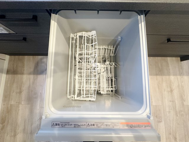 練馬区富士見台1丁目 全3棟 B号棟のキッチン|食後の片づけに便利な食器洗乾燥機を装備しています
家事時間の大幅短縮と水道・光熱費の削減、衛生的な乾燥によるカビ・雑菌の抑制できます
