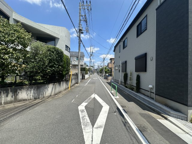練馬区富士見台1丁目 全3棟 B号棟の前面道路含む現地写真|伸びやかな西側約5.7ｍ公道に面する全3棟
商業施設も近く毎日のお買い物も快適