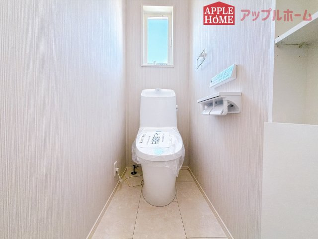 【新築住宅】深谷市緑ケ丘 全1区画のトイレ|白を基調とした清潔感のある明るい空間。温水洗浄便座付きで、毎日快適・清潔に使用できます。操作しやすい壁面リモコンを採用しています。
