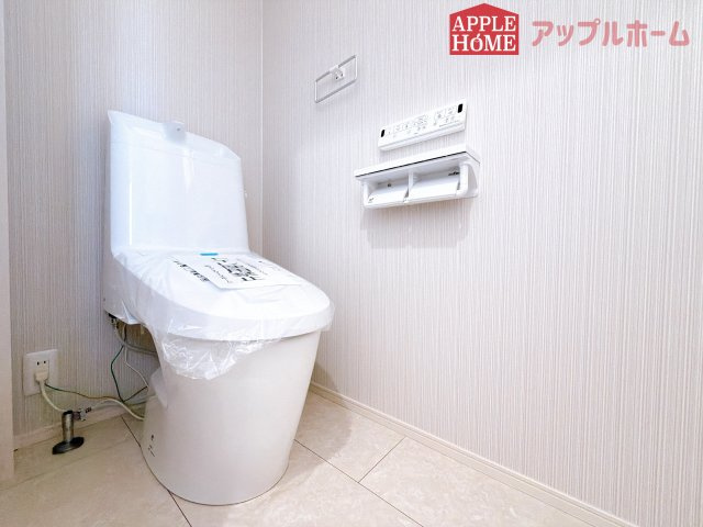 【新築住宅】深谷市緑ケ丘 全1区画のトイレ|白を基調とした清潔感のある明るい空間。温水洗浄便座付きで、毎日快適・清潔に使用できます。操作しやすい壁面リモコンを採用しています。