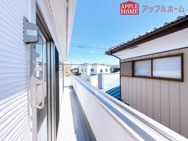 【新築住宅】深谷市緑ケ丘 全1区画のバルコニー|家族分の洗濯物もしっかり干せます。日当たりも良く、毎日のお洗濯が楽しくなりそう♪お布団は手軽に干せていつもポカポカに☆