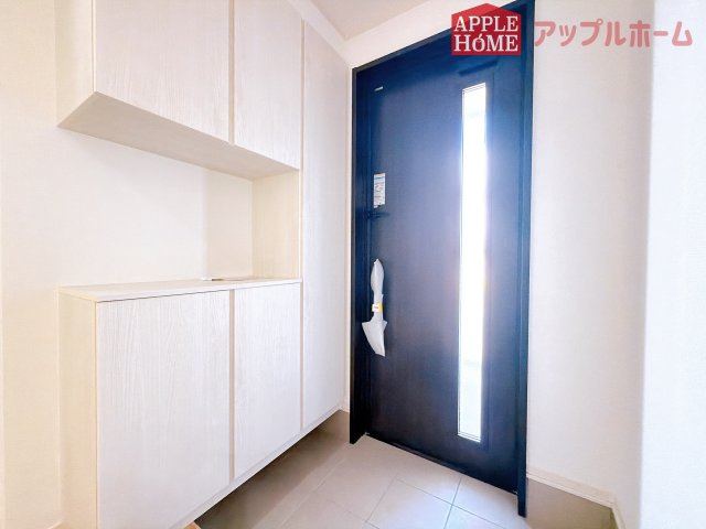 【新築住宅】深谷市緑ケ丘 全1区画の玄関|上下棚にたっぷり靴を収納できます。「ただいま」と玄関を開けた瞬間から、奥に広がる空間を明るい室内を感じられますね♪