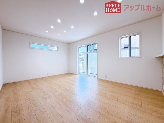 【新築住宅】深谷市緑ケ丘 全1区画の居間・リビング|窓から差し込む光で家族を温かく包み込みます。明るいリビングで子育てする喜びを☆いつでも見学可能です！