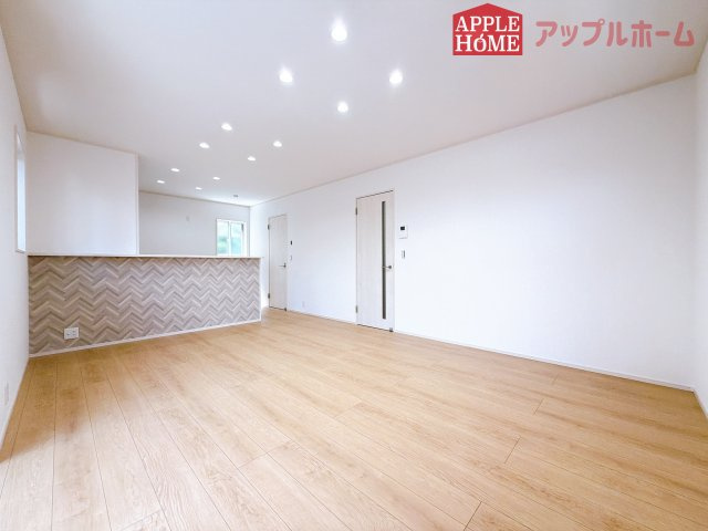 【新築住宅】深谷市緑ケ丘 全1区画の居間・リビング|広々リビング×対面キッチンで家族の会話も弾みます♪家族団らんの秘訣は間取りにあり☆夢のマイホームを一緒に叶えましょう！