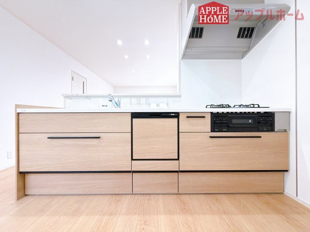 【新築住宅】深谷市緑ケ丘 全1区画のキッチン|キッチンから部屋中が見守れるので、小さなお子様がいるご家庭でも安心です。シンプル×ナチュラルな温かい空間は、どんなスタイルの家具も合わせやすいお部屋です。