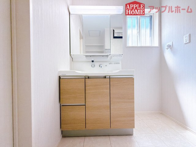 【新築住宅】深谷市緑ケ丘 全1区画の独立洗面台|三面鏡付きの洗面化粧台ですので、たっぷりと収納いただけます。白を基調とした清潔感のある快適空間です。毎日の身支度も気持ち良くお使い頂けます！！