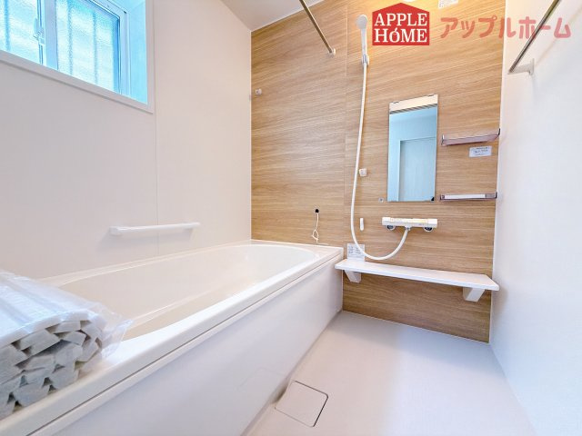【新築住宅】深谷市緑ケ丘 全1区画の浴室|窓付きのバスルームは、採光もあり明るく気持ちの良い空間です。窓があることで、換気環境も良好。掃除もスムーズに出来ます♪