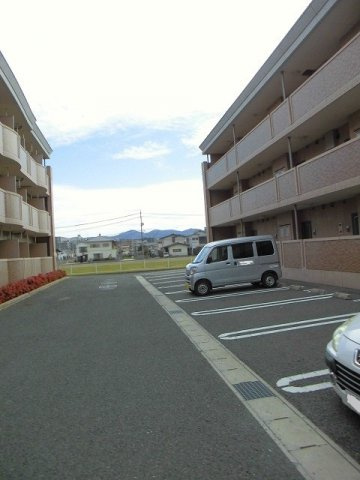 セントラル・アンフィニティＣの駐車場|駐車スペースもあります