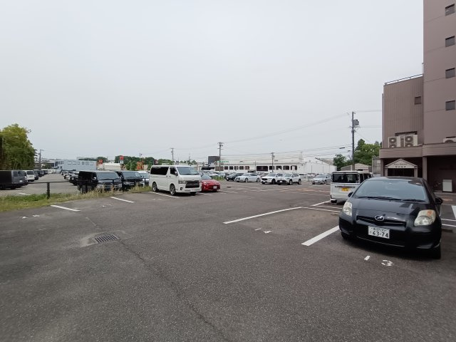 ポリフォニーSUGAの駐車場