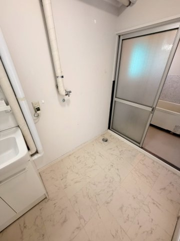 柏崎市西本町３丁目の賃貸マンションの玄関