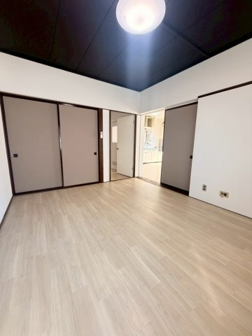 柏崎市西本町３丁目の賃貸マンションの居間・リビング