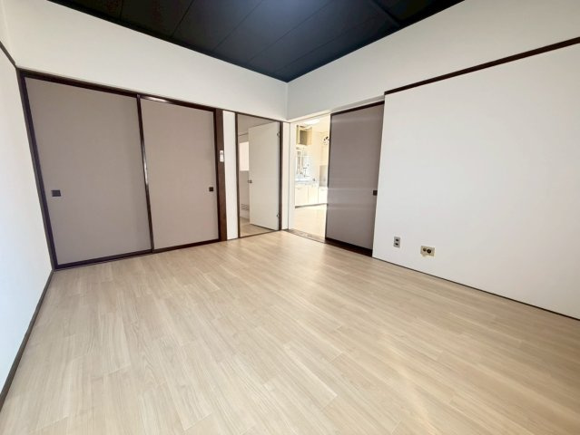 柏崎市西本町３丁目の賃貸マンションの居間・リビング