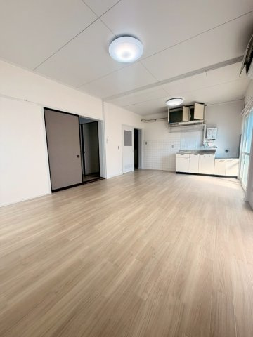 柏崎市西本町３丁目の賃貸マンションの居間・リビング