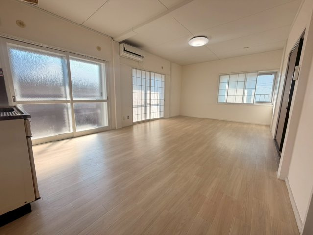 柏崎市西本町３丁目の賃貸マンションの居間・リビング