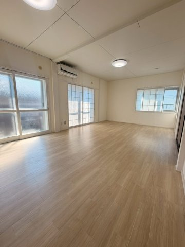 柏崎市西本町３丁目の賃貸マンションの居間・リビング
