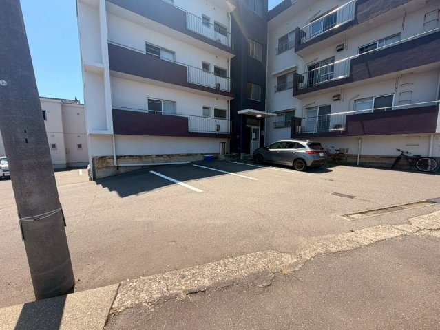 柏崎市西本町３丁目の賃貸マンションの駐車場