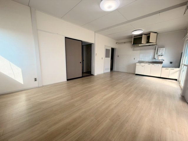 柏崎市西本町３丁目の賃貸マンションの居間・リビング