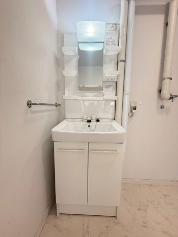 柏崎市西本町３丁目の賃貸マンションの洗面所