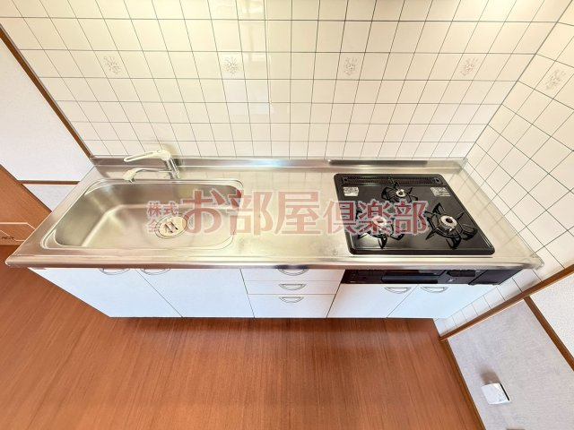 グリーンヒルズ東山Ⅱのキッチン|コンパクトなキッチンで掃除もラクラク