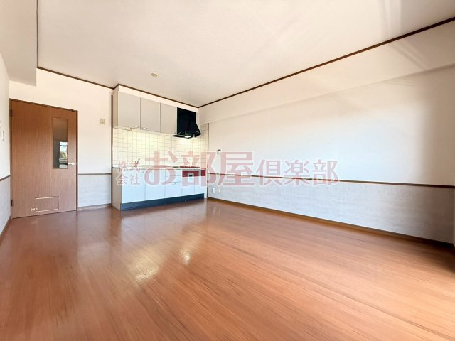 グリーンヒルズ東山Ⅱの居間・リビング|こちらの居間で趣味の時間をお楽しみください