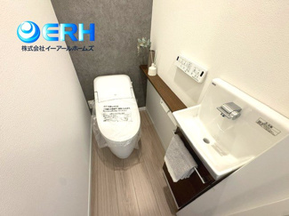 【トイレ】 | 駅徒歩3分の新築戸建 | ウォシュレット付きで清潔感のあるトイレです。