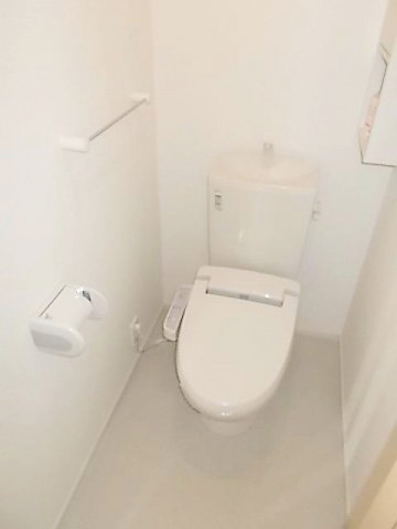 合志市須屋のアパートのトイレ|ゆったりとした空間のトイレです