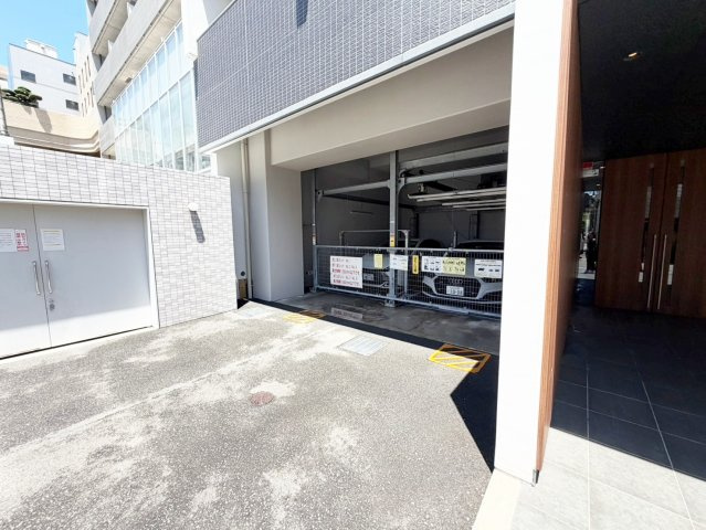 エストーネ江坂の駐車場