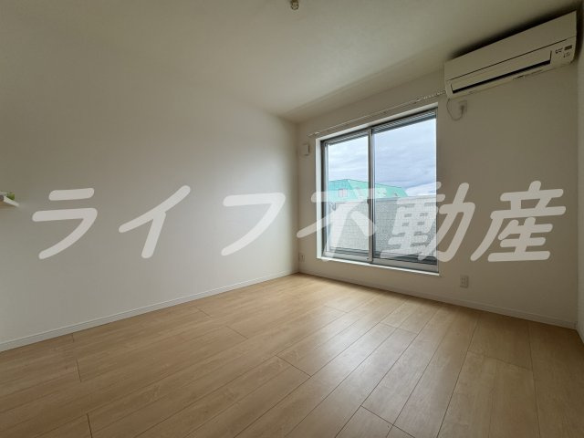 リビングライフ長瀬の洋室|使い勝手のいい洋室です