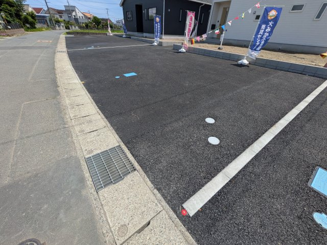 東海村亀下　第1　新築戸建て　2号棟の駐車場|駐車3台可能で、出し入れしやすいゆとりのカースペース。
月々の駐車場代が不要な点も大きな魅力です。