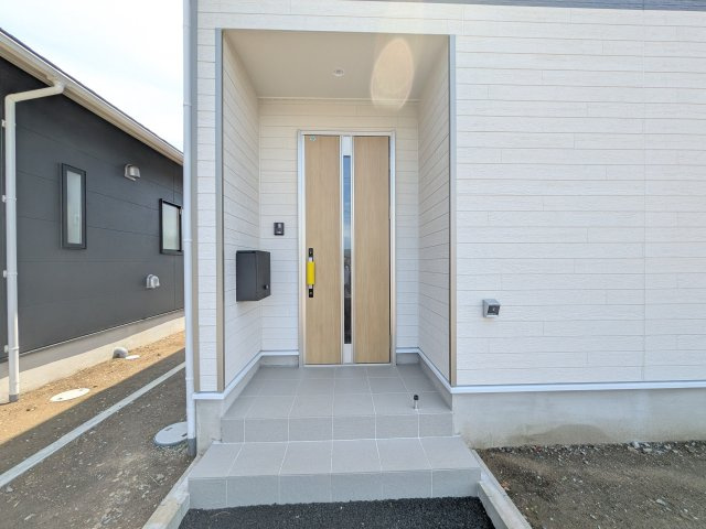 東海村亀下　第1　新築戸建て　2号棟の玄関|玄関ドアはカードキーで開閉も楽々♪
スマホでの開錠と施錠も可能です！
玄関上部には人感センサー付きのダウンライトがあるので、夜間の帰宅時に自動で点灯してくれます♪
防犯対策面にも一役買ってくれます！