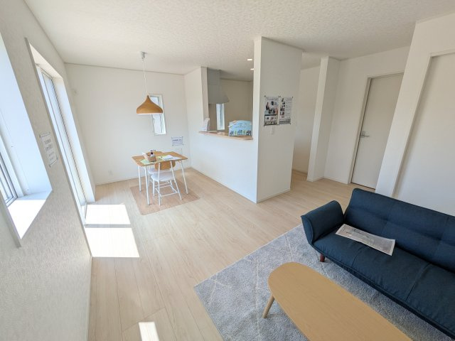 東海村亀下　第1　新築戸建て　2号棟の居間・リビング|家族の会話が自然と弾む、広々としたゆとりのLDK。南西向きの窓からたっぷりの光が射し込む明るく快適な空間です。