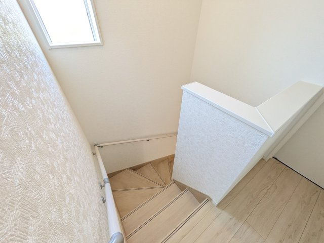 東海村亀下　第1　新築戸建て　2号棟の内装|窓付きで明るい階段は、手すり付きでお子様からご年配の方まで安心して上り下りができます♪