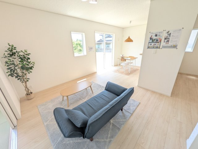 東海村亀下　第1　新築戸建て　2号棟の居間・リビング|居心地の良いデザインと機能性を両立。ご友人を招いたり、趣味を楽しんだり、様々なシーンで活躍する団らんの中心地です。