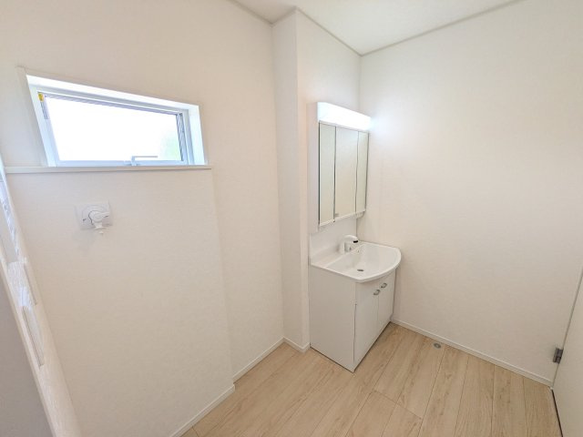 東海村亀下　第1　新築戸建て　2号棟の独立洗面台|三面鏡の洗面化粧台はミラー扉の内側がすべて収納スペースになっており、収納力も魅力的です♪
ボックスティッシュも収納可能で、可変トレイは収納物に応じて高さ調整ができます！
取り外して洗えるので清潔です♪