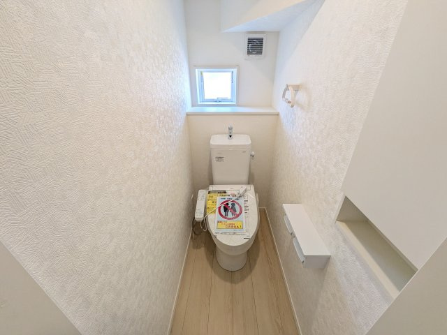 東海村亀下　第1　新築戸建て　2号棟のトイレ|少ない水でもパワフルに洗浄する節水設計。清潔さと機能性を両立させた、毎日気持ち良く使えるトイレ空間です。