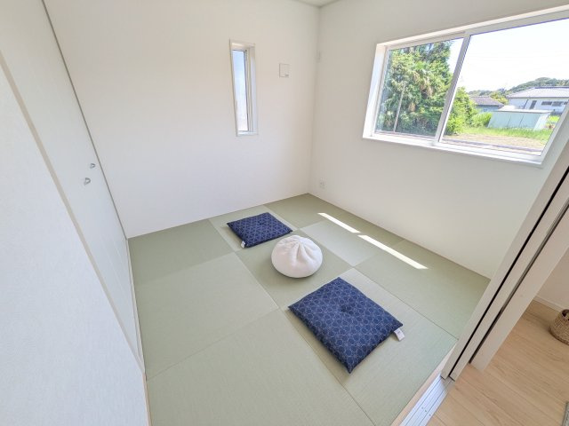 東海村亀下　第1　新築戸建て　2号棟の和室|琉球畳の和室は陽当たりも良く、落ち着ける空間です♪
リビングとの続き間になっているので、お子様の遊ぶスペースやお昼寝などにも使えます！
押し入れもあり収納にも困りません♪