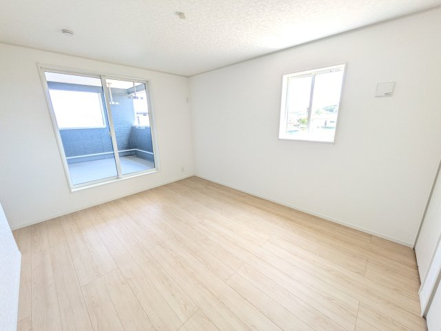 東海村亀下　第1　新築戸建て　2号棟の洋室|バルコニーに面した明るい２面採光で、毎朝爽やかな光を感じられます。