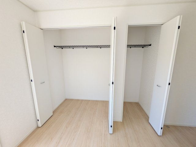 東海村亀下　第1　新築戸建て　3号棟の収納|大容量のクローゼットを完備。衣類から季節家電までスッキリ片付き、空間を有効活用できます。