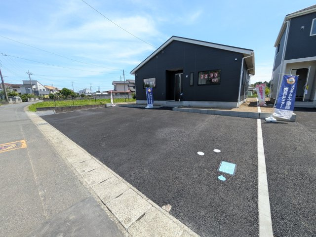 東海村亀下　第1　新築戸建て　3号棟の前面道路含む現地写真|写真だけでは伝わらない快適さを、ぜひ現地で体感しませんか？
即日見学可能です！平日のご案内も可能です♪
お気軽にお問合せまたはお電話ください！
0297-86-8370まで【リアライズ不動産】