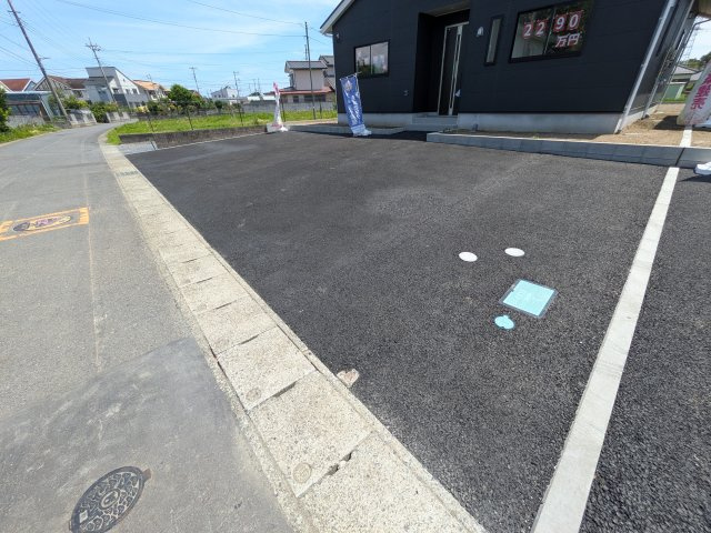 東海村亀下　第1　新築戸建て　3号棟の駐車場|駐車4台可能で、出し入れしやすいゆとりのカースペース。
月々の駐車場代が不要な点も大きな魅力です。