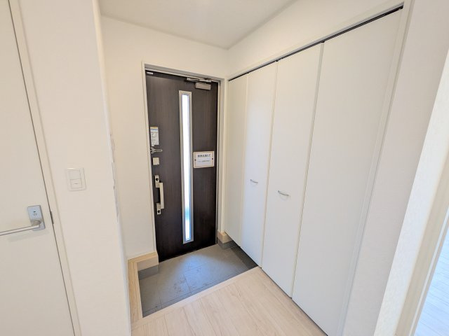 東海村亀下　第1　新築戸建て　3号棟の玄関|家族全員の靴がスッキリ片付く大容量シューズボックス完備。お客様を気持ちよく迎えられる、明るく清潔感あふれる玄関です。