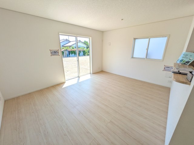 東海村亀下　第1　新築戸建て　3号棟の居間・リビング|家族の会話が自然と弾む、広々としたゆとりのLDK。南西向きの窓からたっぷりの光が射し込む明るく快適な空間です。