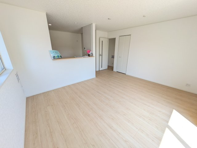 東海村亀下　第1　新築戸建て　3号棟の居間・リビング|居心地の良いデザインと機能性を両立。ご友人を招いたり、趣味を楽しんだり、様々なシーンで活躍する団らんの中心地です。