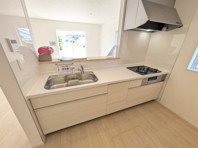 東海村亀下　第1　新築戸建て　3号棟のキッチン|対面式カウンターでリビングとの一体感を演出。使いやすい動線と豊富な収納で、毎日の料理時間も快適に過ごせます。