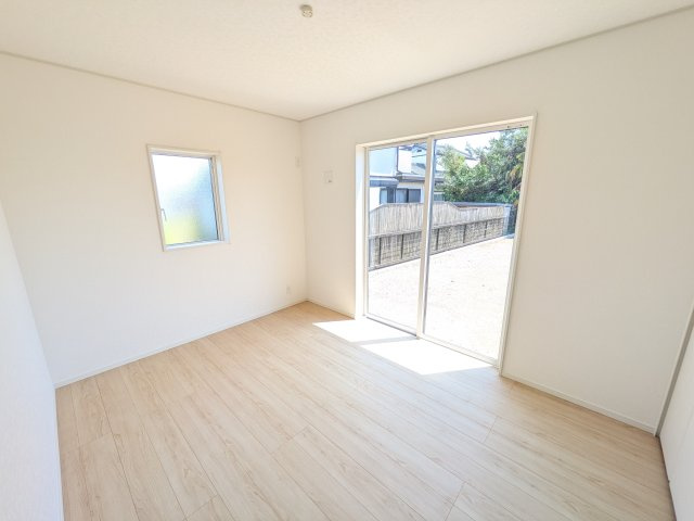 東海村亀下　第1　新築戸建て　3号棟の洋室|２面採光で、毎朝爽やかな光を感じられます。