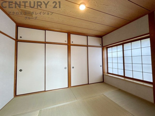 本格的な真壁の和室になります。法事や客間としての利用など様々な場面でお使いいただけます。
