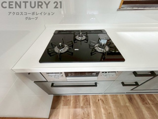 多数の調理器具を同時に使用でき、料理の効率化が可能。省エネで節約になり、様々な料理スタイルに適応できます。また、火力調整が独立しており、手入れや掃除もしやすく、今よりもっとお料理が楽しくなるかも。